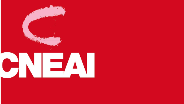 Logotipo con el acrónimo CNEAI con un trazo semejante a una ce sobre fondo rojo