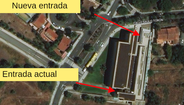 Vista satelital del Edificio Central de la Biblioteca y su entorno, con flechas indicandoras de la entrada antigua, en el sureste y de la nueva entrada en el norte del edificio.