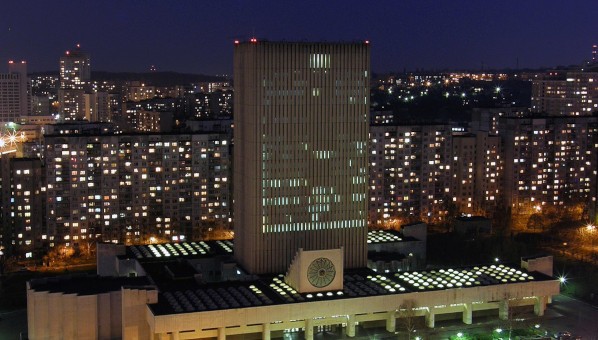 Vista aérea nocturna del edificio brutalista de la Biblioteca Nacional Vernadsky de Ucrania