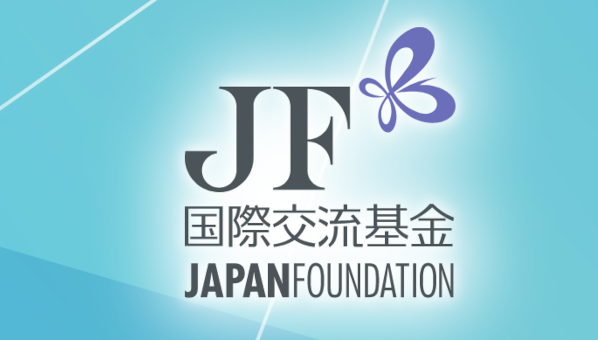 Logotipo de Japan Foundation, con el texto en inglés y japonés, y las iniciales JF en las que se posa una mariposa