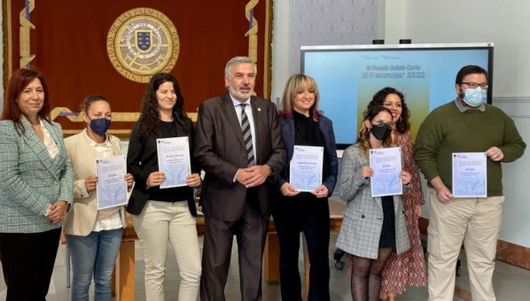 Foto de grupo de las personas premiadas mostrando un diploma
