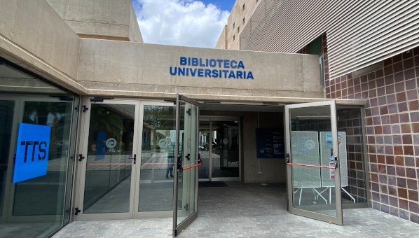 Puerta de acceso al Edificio Central de la Biblioteca Universitaria