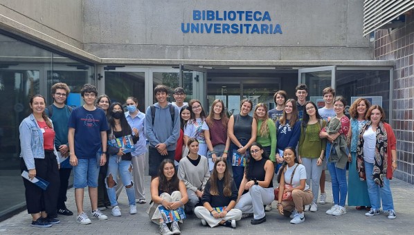 Estudiantes del Colegio Heidelberg en la entrada de la Biblioteca Universitaria