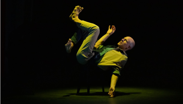 Ian Garside interpretando danza contemporánea sobre el escenario. Foto de José Luis Marrero Medina