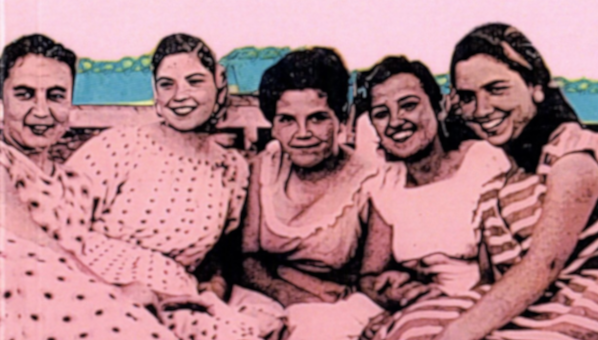 Foto de época ca. 1950-60 de 5 mujeres posan sonrientes sentadas en el suelo