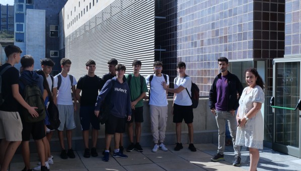 Grupo de estudiantes de bachillerato de visita en Edificio Central de la BU