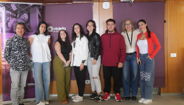 Grupo de seis estudiantes de la UNAM con profesor y bibliotecaria visitando el Espacio Violeta de ECBU 