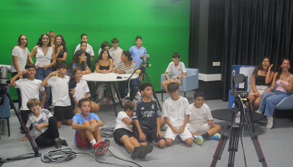 Visita de estudiantes de 1º de ESO del IES Guanarteme por el Día Internacional de las Bibliotecas ""