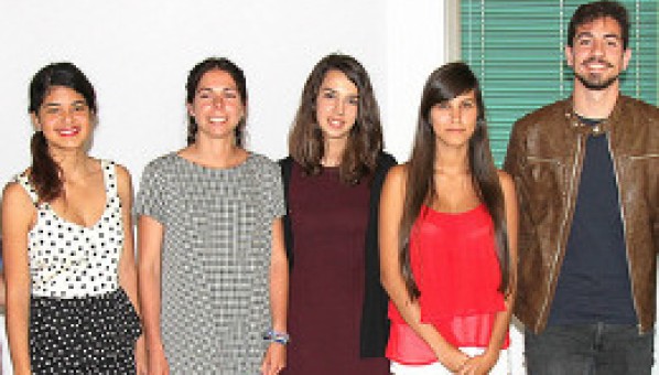 Fotografía de grupo de las cinco personas ganadadoras del Premio de Relato Corto