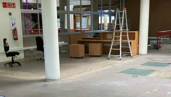 Vista de una sala de biblioteca despejada de mobiliario por estar en obras.
