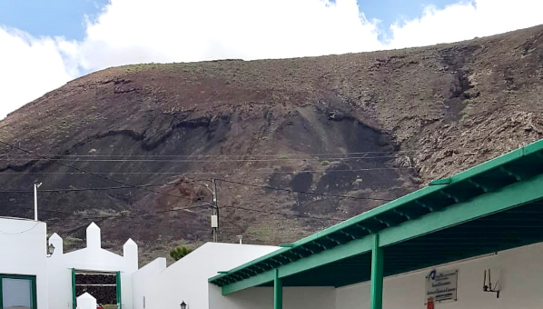 Vista del volcán de Tahíche desde el campus de Tahíche