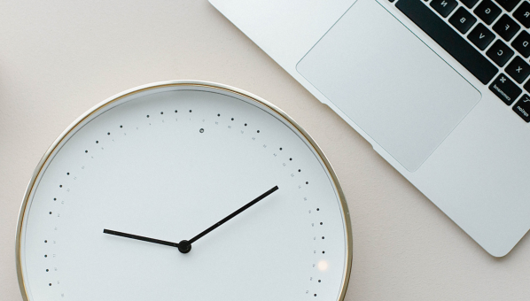 Reloj de pared y ordenador