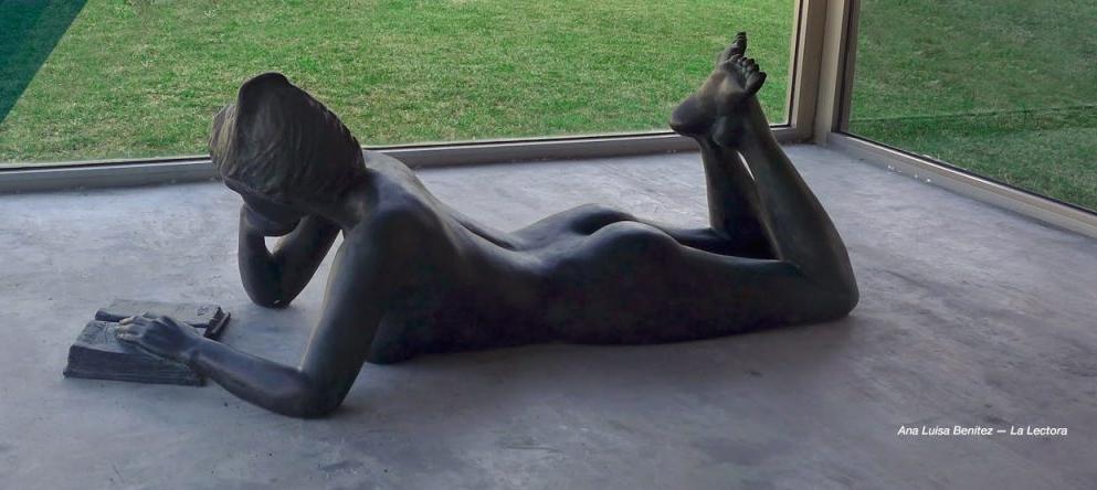 Vista de la escultura «La lectora», de Ana Luisa Benítez