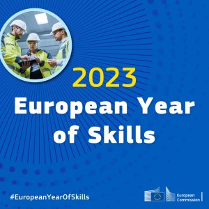 Dos trabajadores y una trabajadora con ropa de trabajo y casco blanco estudian un documento. Texto: 2023 European Year of Skills
